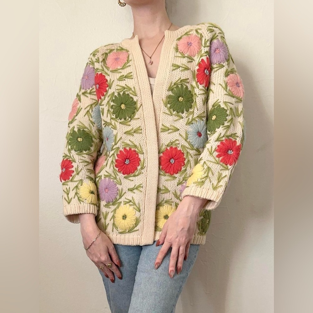 Vintage 1950s Hand Loomed Colorful Flower Cardigan Sweater - Picture 5 of 6